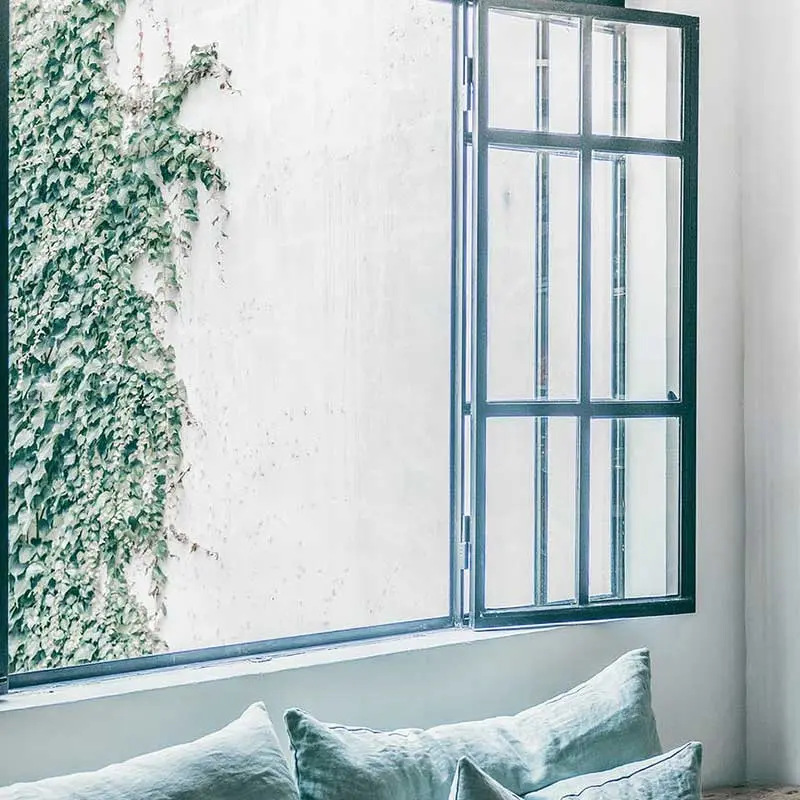 Jendela swing yang simple dan menawan 