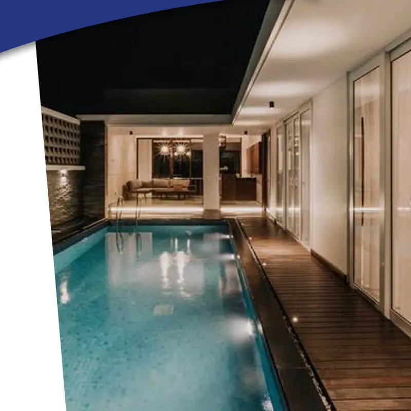 1. Kolam renang bergaya kontemporer