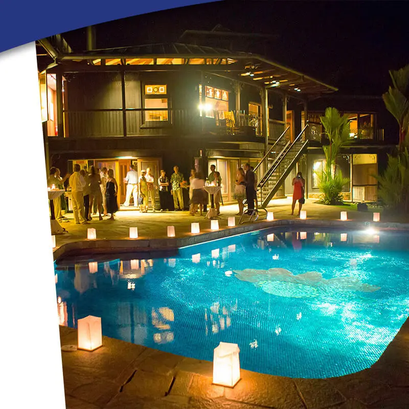 3. Kolam renang nuansa decking kayu