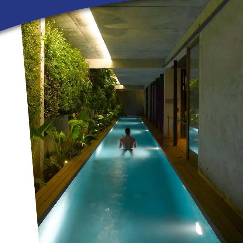 4. Kolam renang dengan hiasan lampu lilin