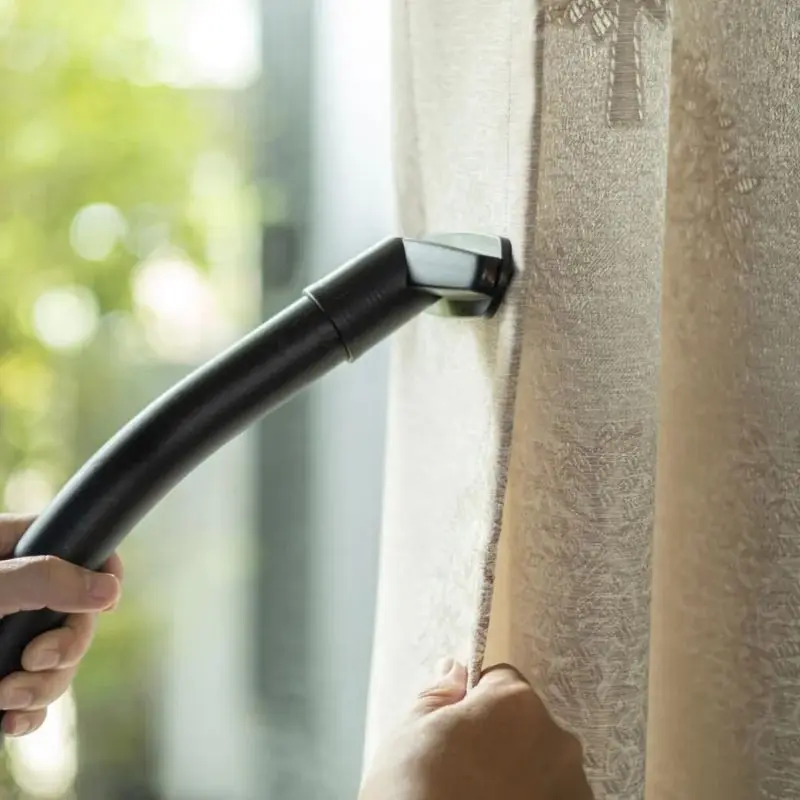  Membersihkan Menggunakan Setrika Uap