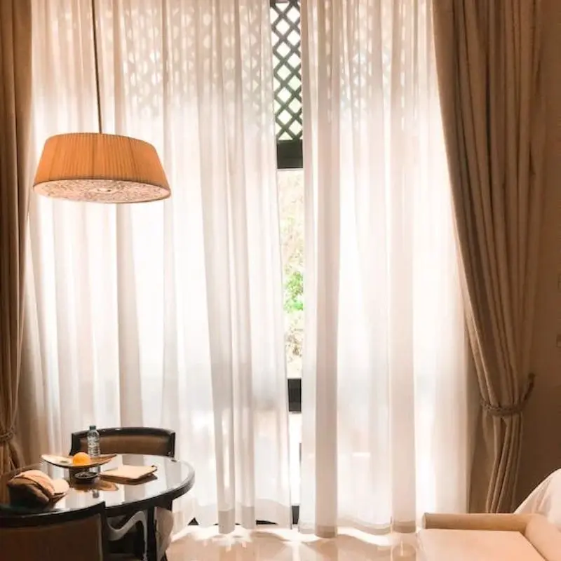 Perbedaan Tirai dan Gorden