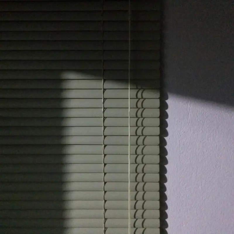 Warna Gelap untuk Ruangan Besar